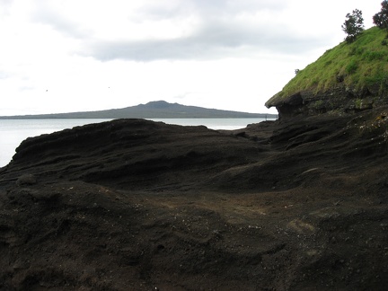  A glimpse of the volcanic coast in Devenport 