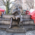  Statua in una piazzetta a est della Grande Place 