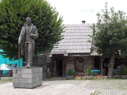  Monument to Veljko Vlahovic in Kolasin 