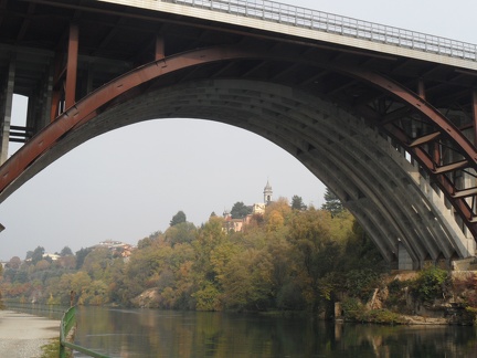  Ponte sul fiume Adda della A4 Milano-Brescia e campanile di Capriate San Gervasio 